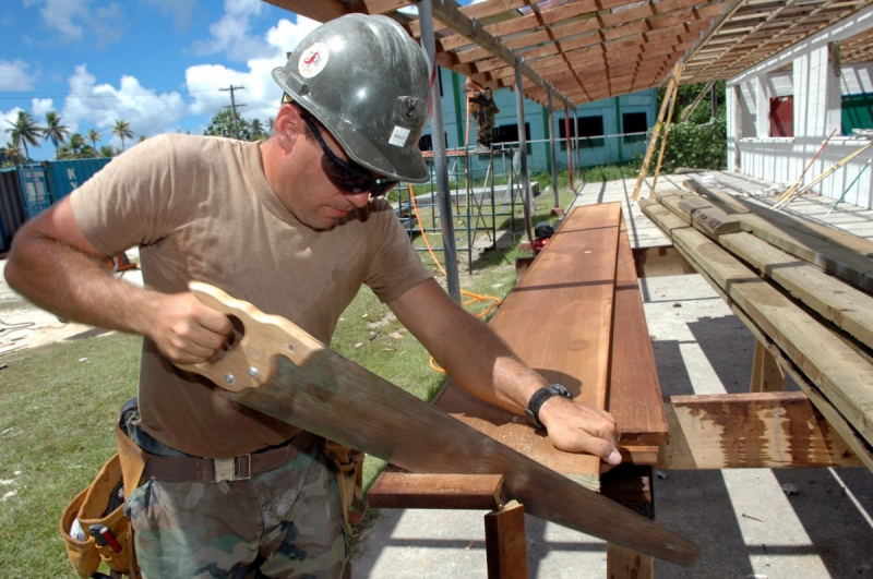 menuisier-BAUDINARD SUR VERDON-min_worker_construction_building_carpenter_male_job_build_helmet-893290